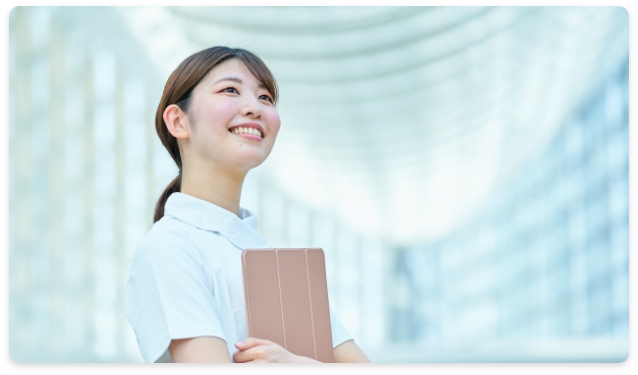 採用情報イメージ：笑顔の若いスタッフ